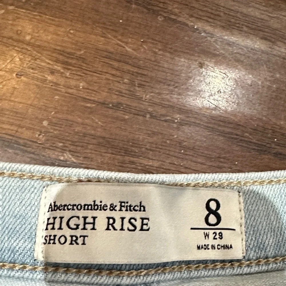 Abercrombie & Fitch Light‎ Wash High Rise Cut Off Jean Shorts size 8/29